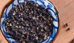 黑枸杞和红枸杞的区别，颜色功效价钱都有不同