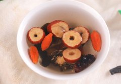 干桂圆和什么搭配泡水喝好，干桂圆泡水的最佳